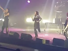 Kukomaa ebony wanawake visigino ya buti en vogue kushikilia juu ya kuishi