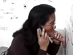 Gloryhole katika choo kwa ajili ya asia kifaranga