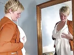 Horny kiholanzi mama wa nyumbani kucheza na toy yake