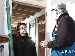 Kukomaa kiingilio kaburi sodomisee dans un gangbang avec papy