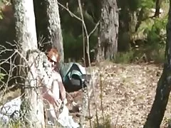 Horny redhead uswisi mke nje strip na kutomba