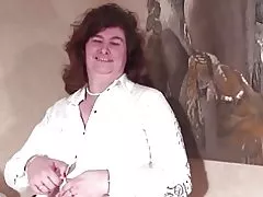 Kubwa ya zamani granny na nywele uke