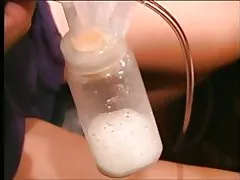 Sexy muda mrefu haired latina mara mbili pampu maziwa kutoka kwake kuvimba matiti