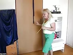 Oldnanny chubby kukomaa na umri wa kukomaa ni kucheza na pussy